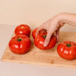 Detail der klassischen Arbeitsplatte aus weißer Pilotis-Keramik mit frischen Tomaten.
::visuel:creme