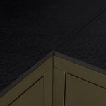 Detail der Verbindung der schwarzen Keramik-Eckarbeitsplatte Pilotis.\n::visuel:noir