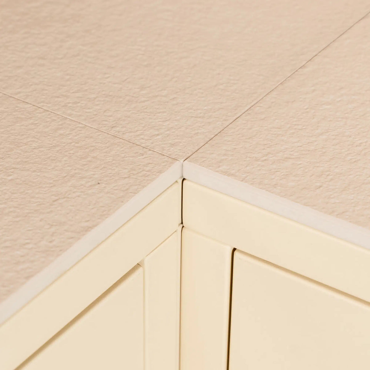 Detail der Verbindung der Eck-Arbeitsplatte aus weißer Pilotis-Keramik.
::visuel:creme