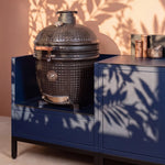 Outdoor-Küche Pilotis in Marineblau mit Kamado-Modul und Arbeitsplatte aus schwarzer Keramik.
::visuel:noir