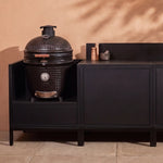 Outdoor-Küche Pilotis in tiefem Schwarz mit Kamado-Modul und Arbeitsplatte aus schwarzer Keramik.
::visuel:noir