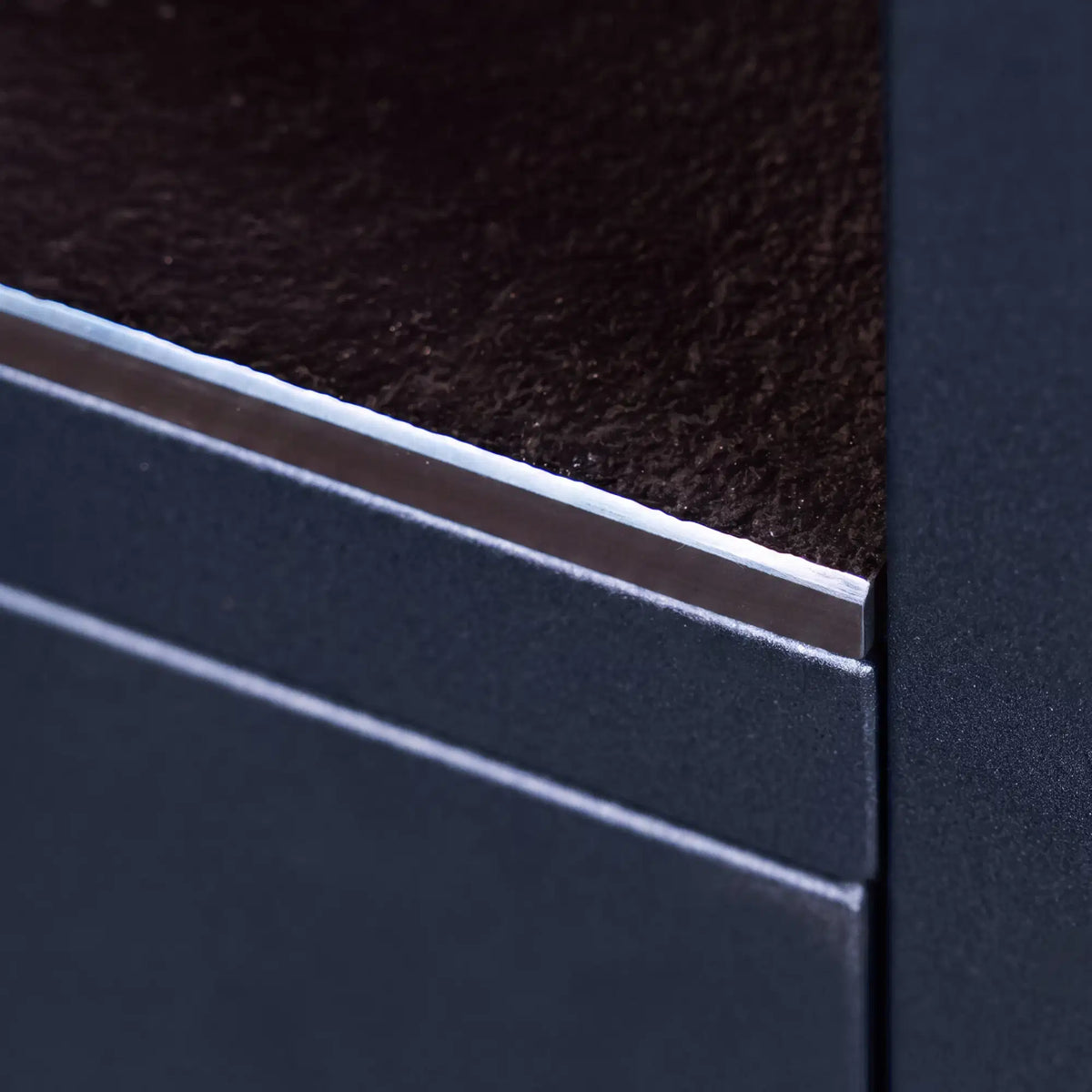 Detail der schwarzen Keramik-Arbeitsfläche des Kamado-Moduls Pilotis.\n::visuel:noir