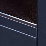 Detail der schwarzen Keramik-Arbeitsfläche des Kamado-Moduls Pilotis.\n::visuel:noir