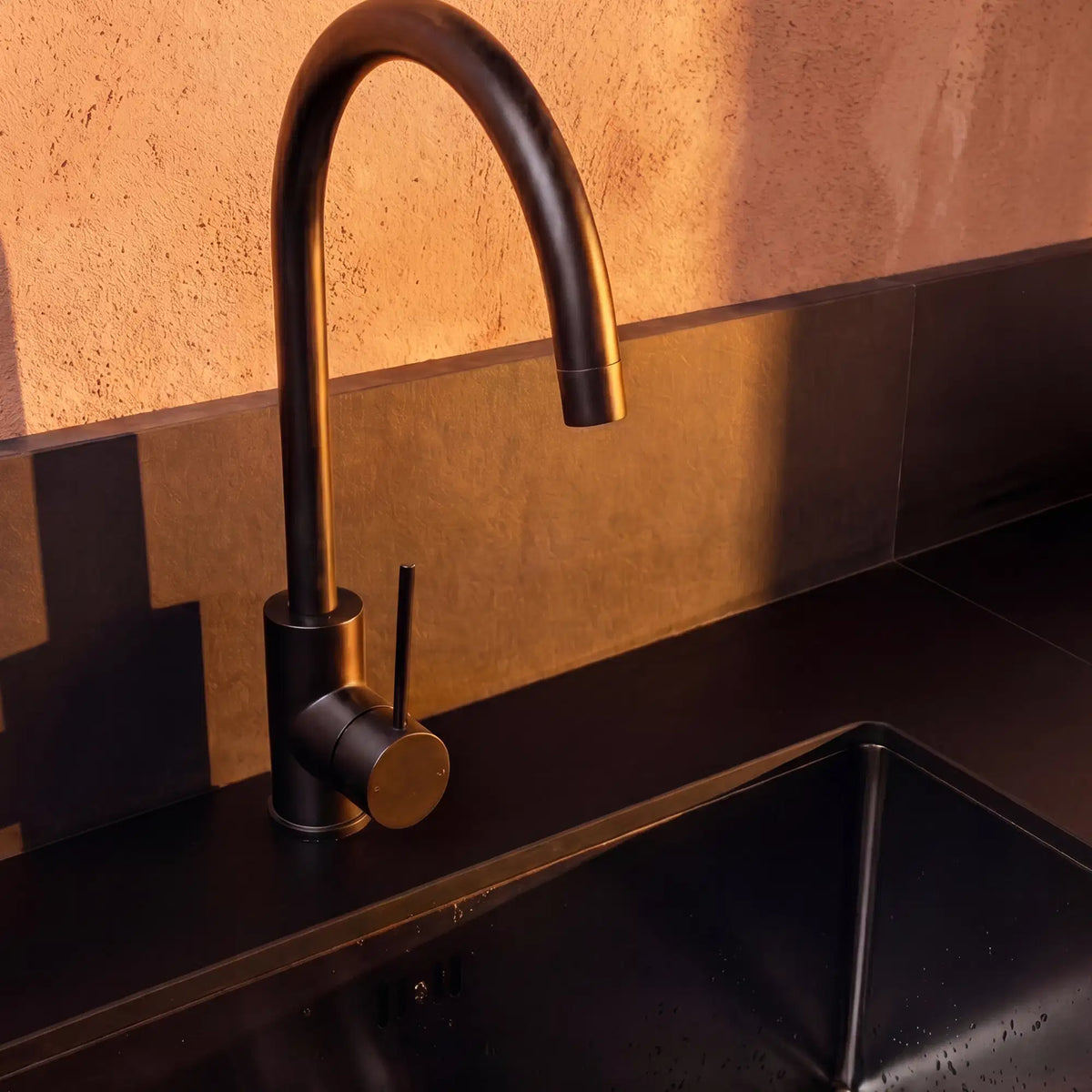 Mattschwarzer Wasserhahn, montiert auf einem Spülbeckenmodul Pilotis mit Arbeitsplatte aus schwarzer Keramik
::visuel:noir