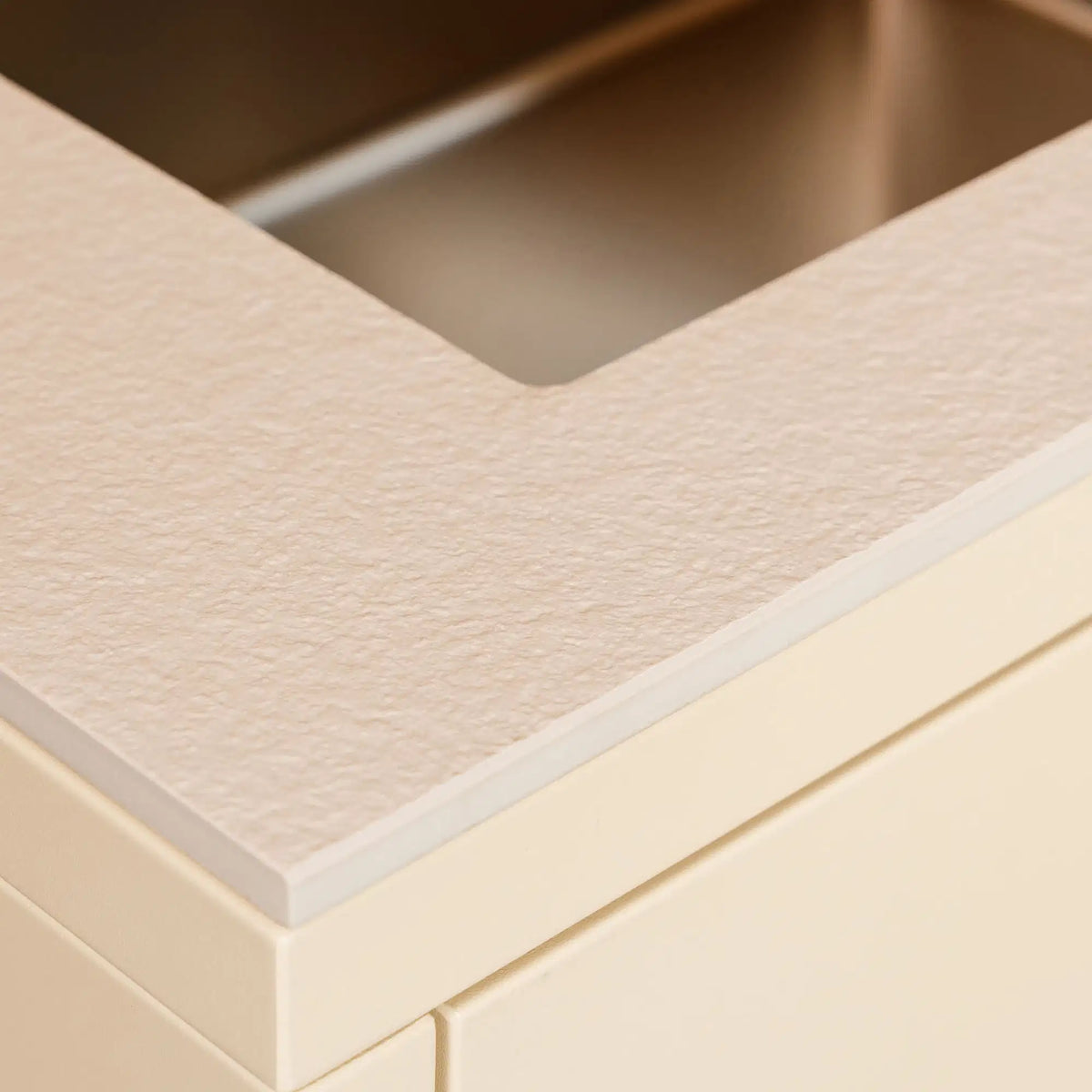 Detail der Arbeitsplatte aus cremeweißer Keramik mit eingelassenem Pilotis-Spülbecken
::visuel:creme