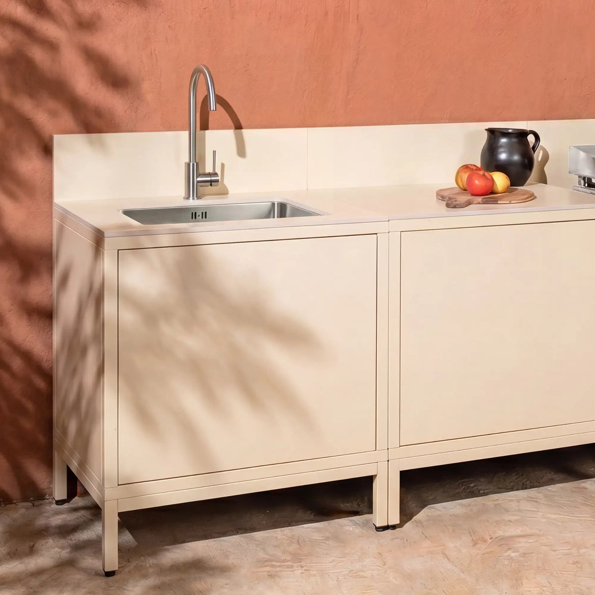 Outdoor-Küche Pilotis in Cremeweiß mit Spülmodul, Arbeitsplatte aus heller Keramik und Plancha
::visuel:creme