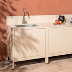 Outdoor-Küche Pilotis in Cremeweiß mit Spülmodul, Arbeitsplatte aus heller Keramik und Plancha
::visuel:creme