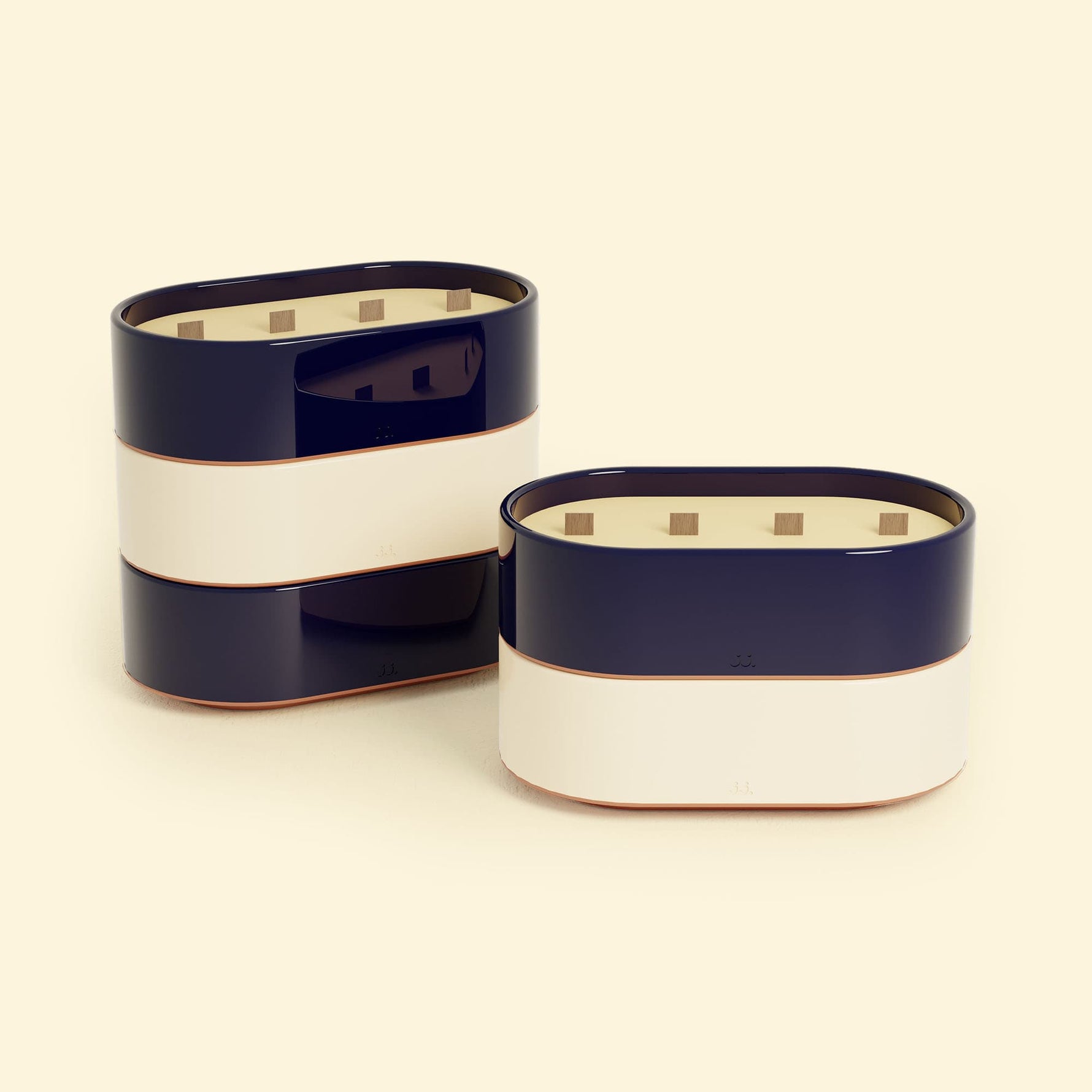 Bougies Totem L Bleu marine – Citronnelle & Sel de mer et Beige ivoire – Citronnelle & Citron, deux grandes bougies ovales à triple mèche en bois, posées sur un fond beige clair.