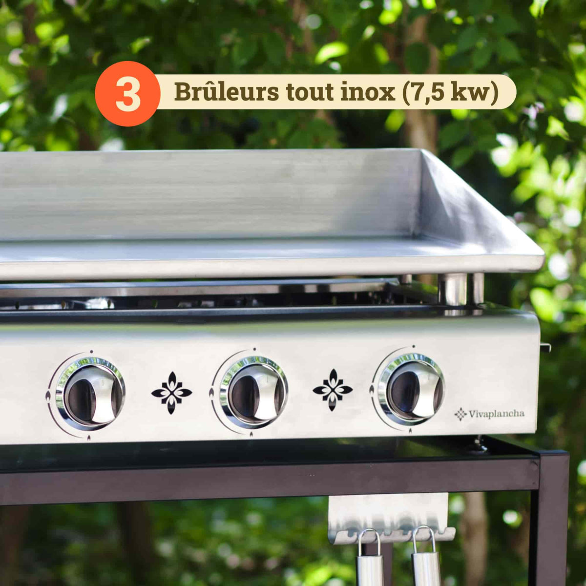 Nahaufnahme der Vivaplancha-Plancha mit ihren drei Brennern aus Edelstahl (7,5 kW), den Bedienknöpfen an der Front und einem Emblem, das die Leistung der Brenner veranschaulicht.