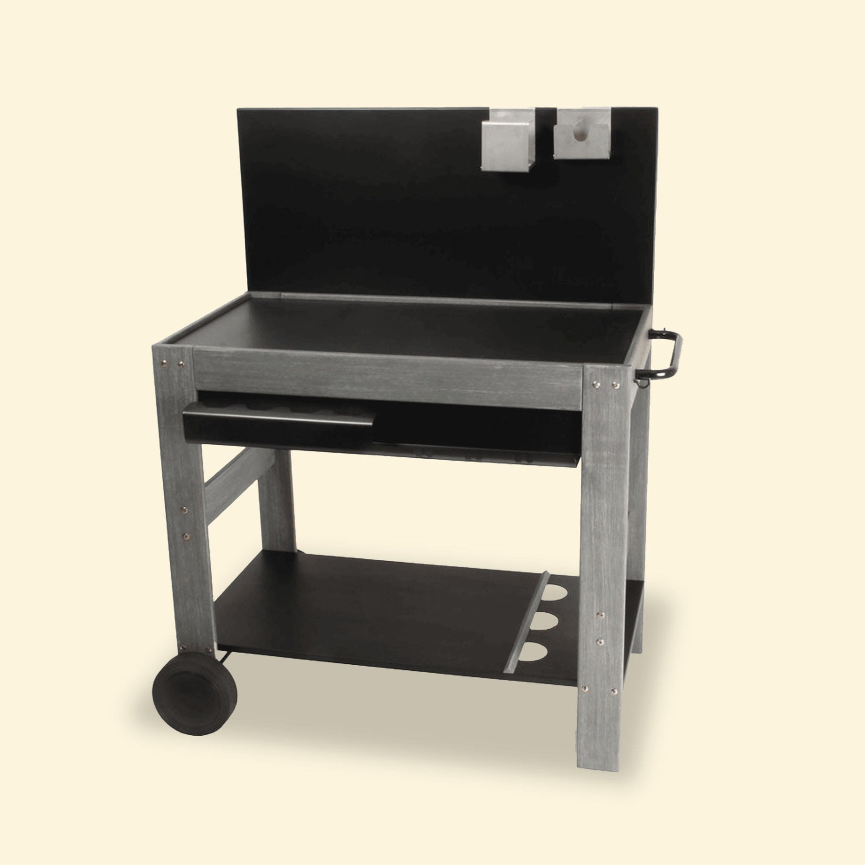 Chariot de plancha en bois et métal avec crédence noire, étagère inférieure, support à bouteilles, poignée latérale et deux roues arrière, présenté de face sur fond uni clair.