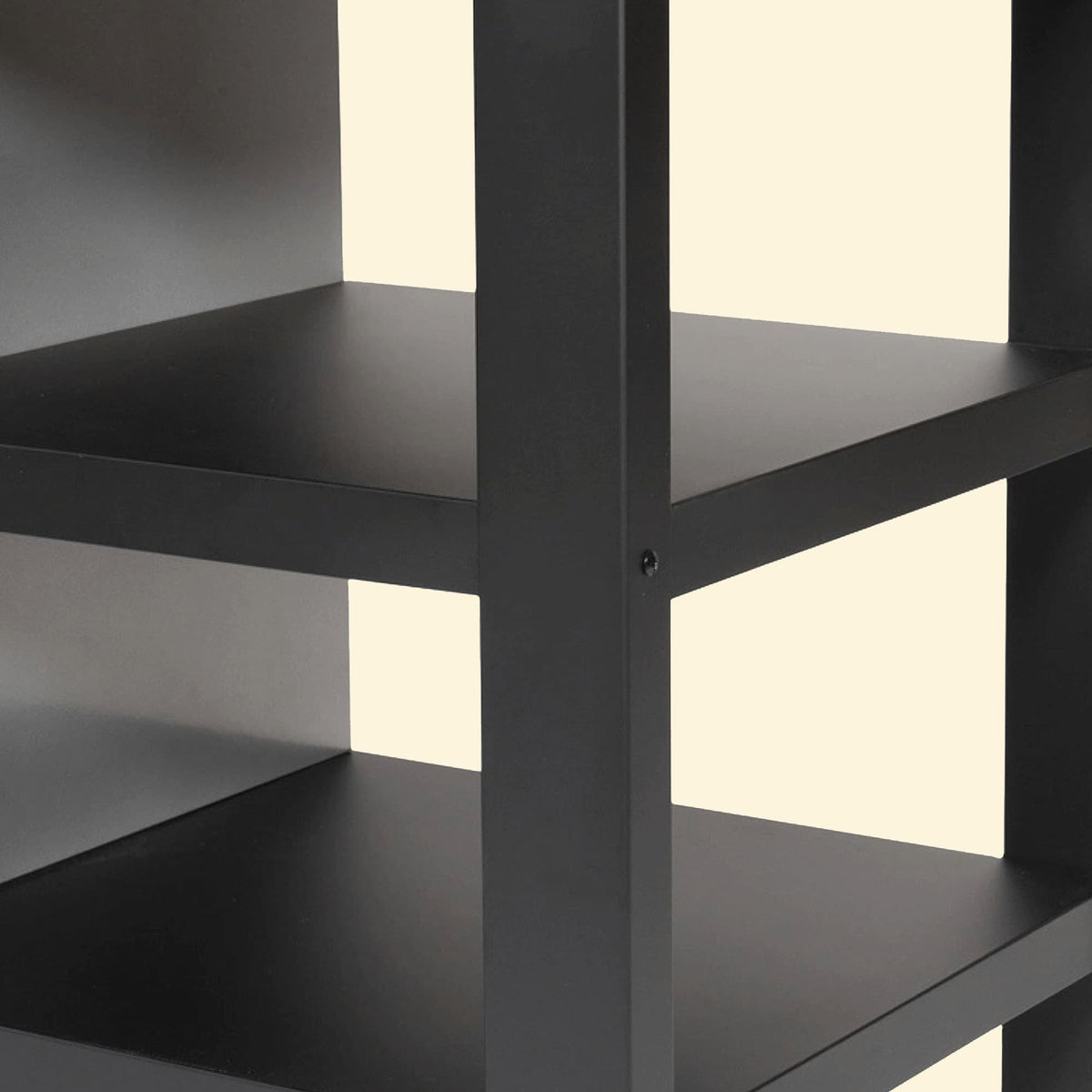 Gros plan sur les étagères latérales en métal noir d’une desserte de plancha, montrant la structure robuste et les plateaux superposés.