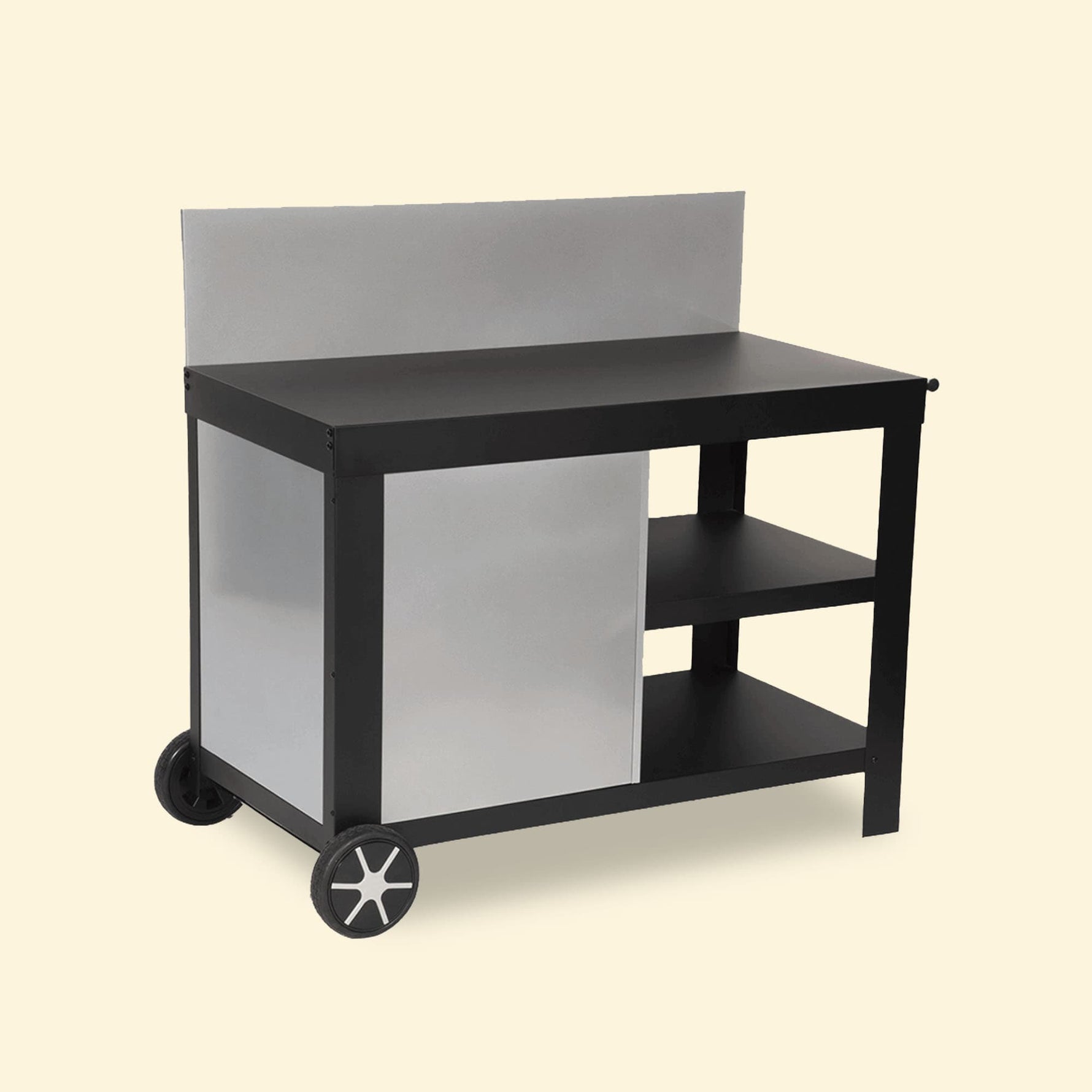 Desserte de plancha noire avec crédence inox intégrée, équipée de deux étagères latérales et de roues arrière pour faciliter le déplacement, présentée sur fond uni clair.