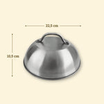 Edelstahl-Glocke zum Garen, 22,5 cm Durchmesser und 10,5 cm Höhe, mit stabilem Griff oben.