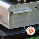 Nahaufnahme des Fettauffangbehälters aus Edelstahl einer Vivaplancha-Plancha, mit dem Hinweis „Sehr einfache Pflege“, der auf die unkomplizierte Reinigung hinweist.