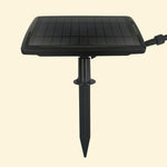 Schwarzes Solarpanel für eine Outdoor-Lichterkette, auf einem Erdspieß montiert – für eine einfache Installation im Boden.