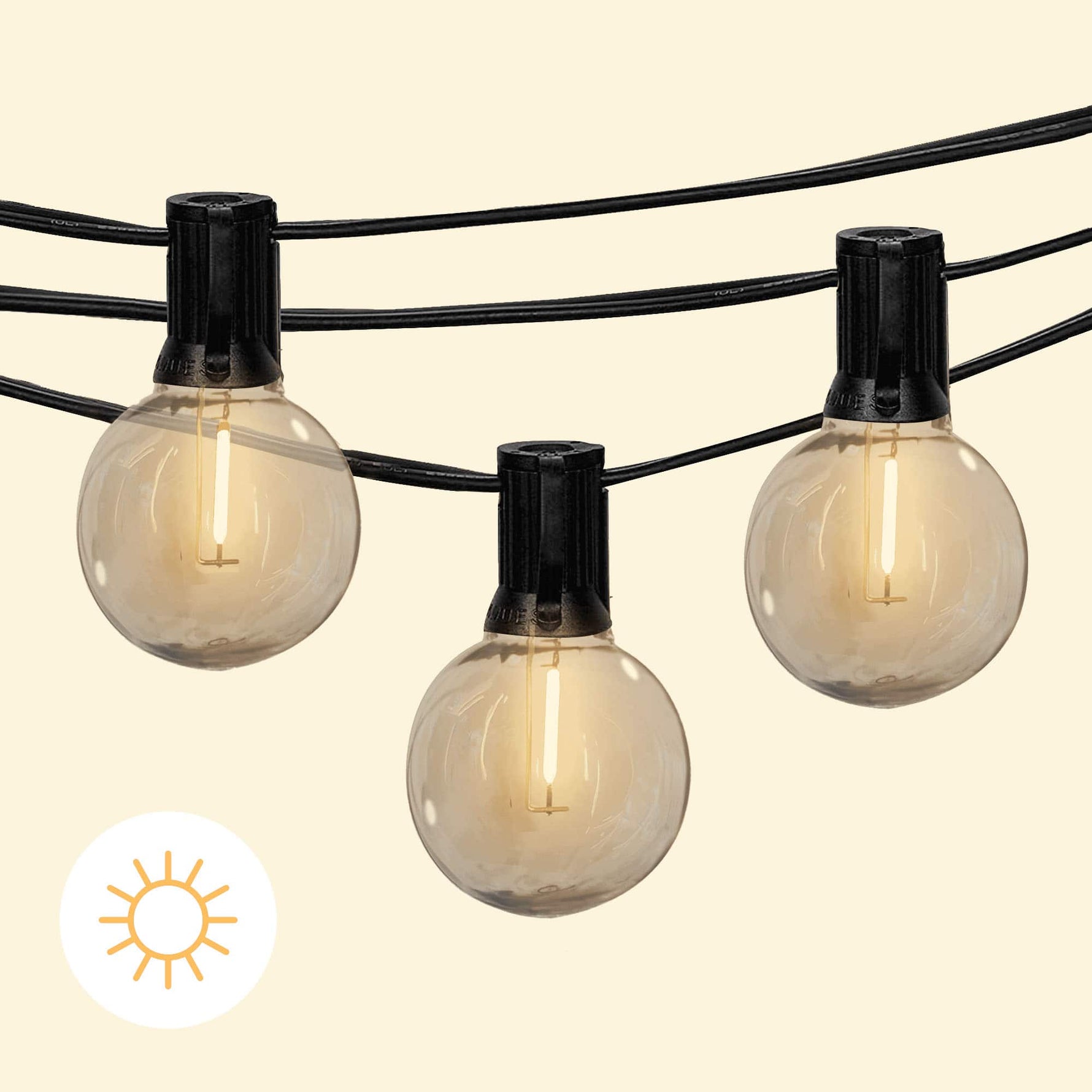Solar-Lichterkette Goya mit runden, transparenten Glühbirnen, die warmes Licht spenden – ideal, um Abende im Freien ohne Stromanschluss zu beleuchten.
