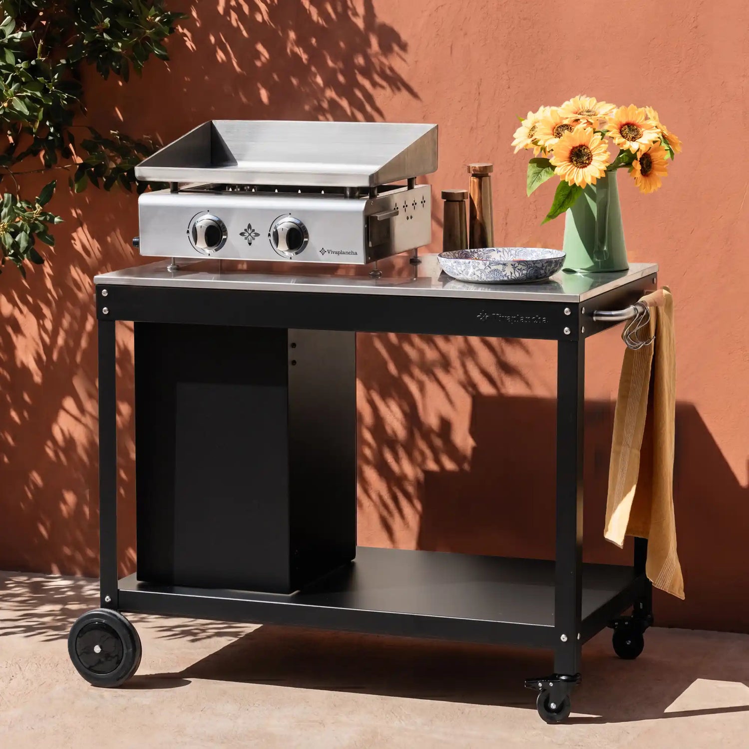 Plancha gaz Vivaplancha sur chariot sans portes, tournesols et torchon. ::visuel:aveccache