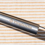 Gros plan sur le manche inox gravé Vivaplancha de la spatule classique